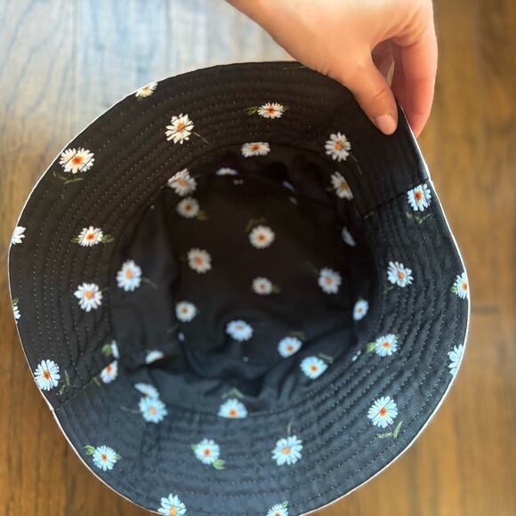 Alice & Olivia Reversible Daisy Bucket Hat White - Picture 2 of 4